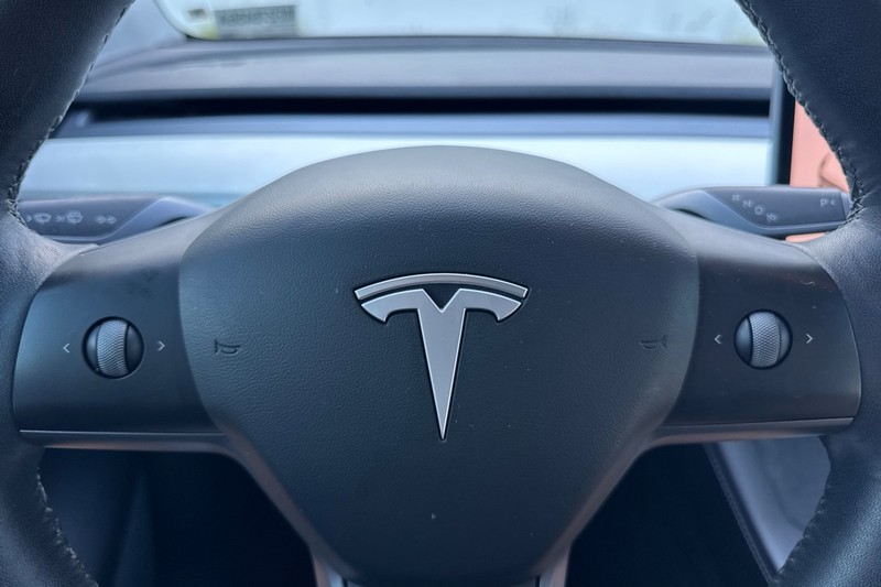 Tesla Model Y Vehicle Full-screen Gallery Image 34