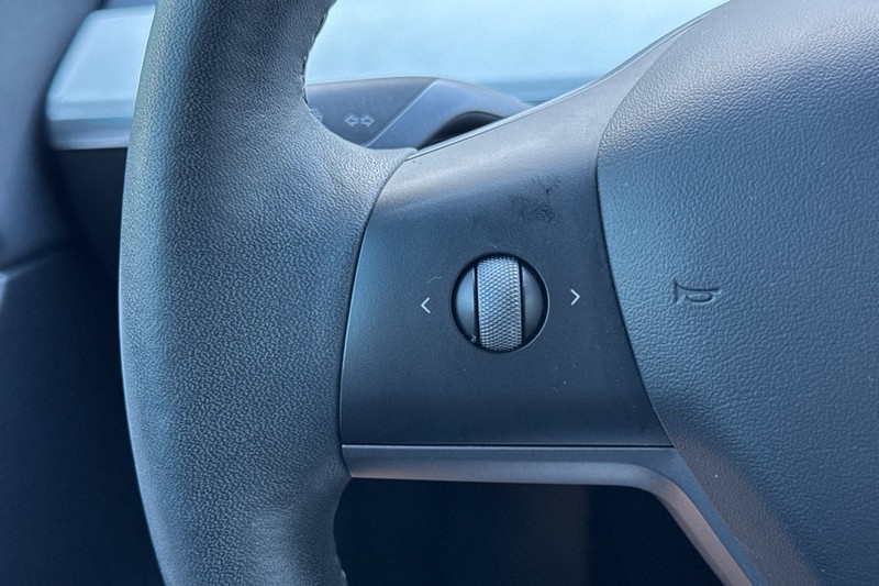 Tesla Model Y Vehicle Full-screen Gallery Image 35