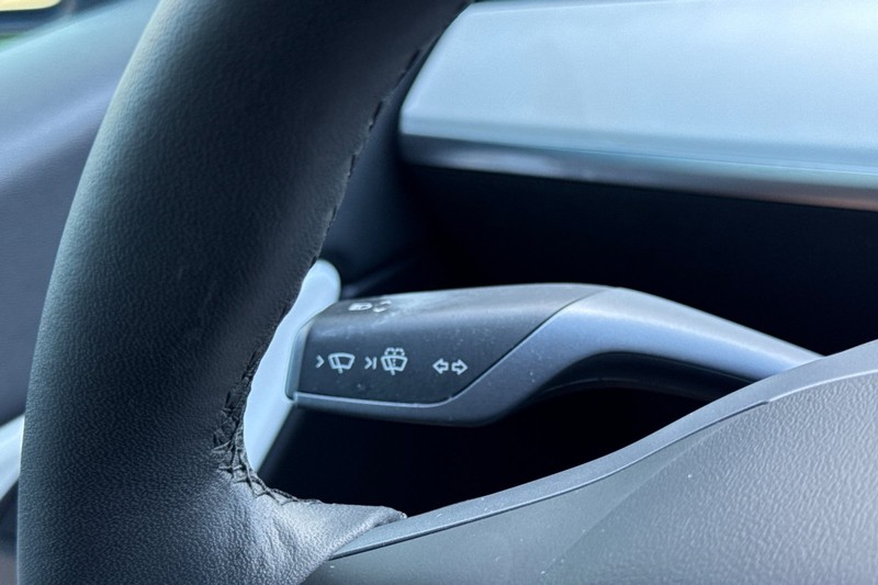 Tesla Model Y Vehicle Full-screen Gallery Image 36