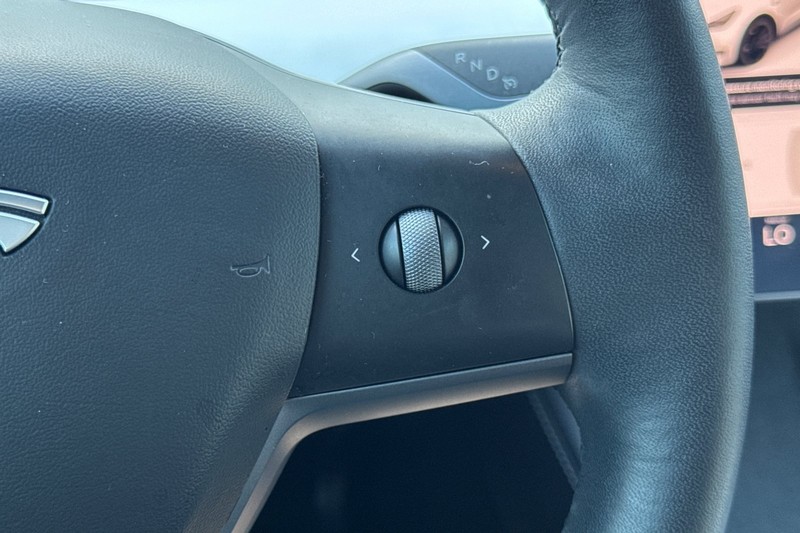 Tesla Model Y Vehicle Full-screen Gallery Image 37