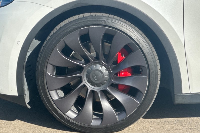 Tesla Model Y Vehicle Full-screen Gallery Image 42