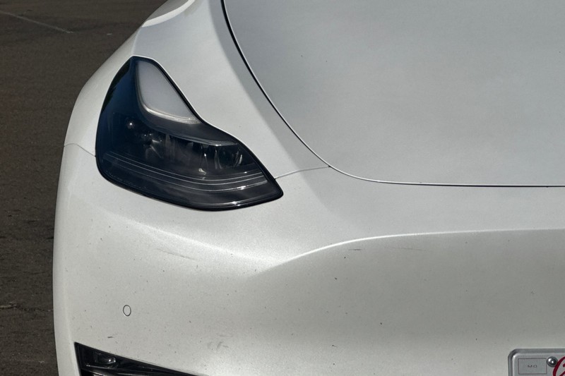 Tesla Model Y Vehicle Full-screen Gallery Image 43