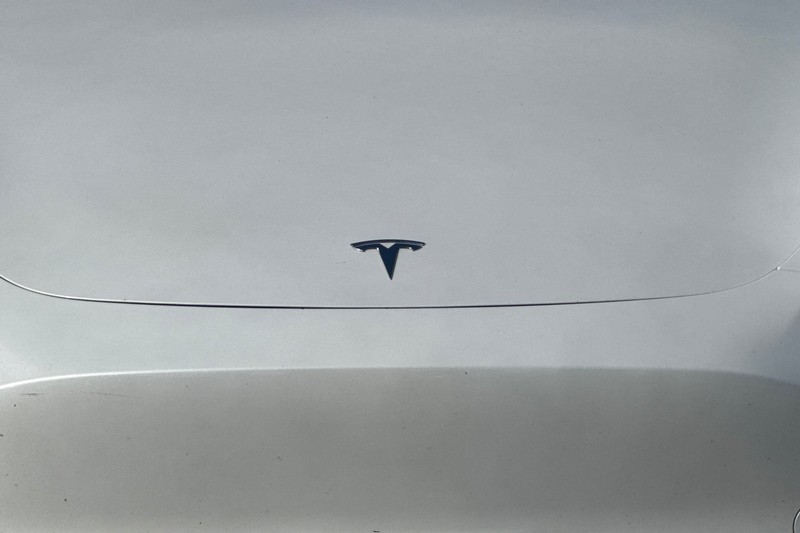 Tesla Model Y Vehicle Full-screen Gallery Image 44