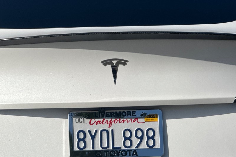 Tesla Model Y Vehicle Full-screen Gallery Image 46