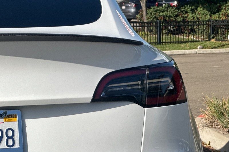 Tesla Model Y Vehicle Full-screen Gallery Image 47