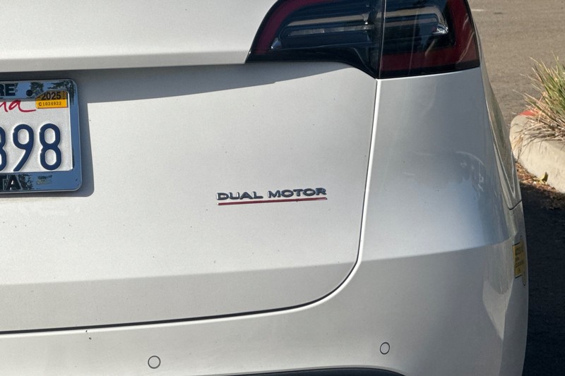 Tesla Model Y Vehicle Full-screen Gallery Image 48