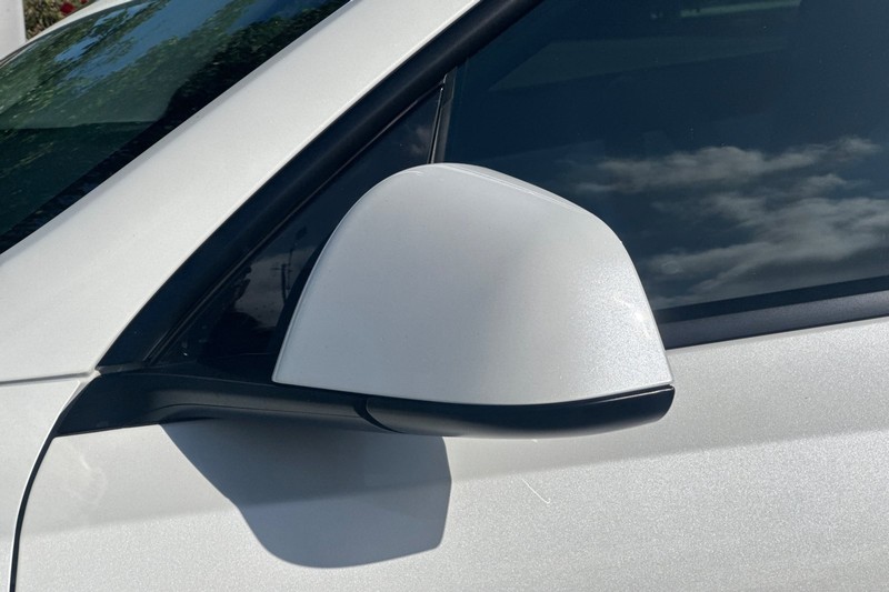 Tesla Model Y Vehicle Full-screen Gallery Image 50
