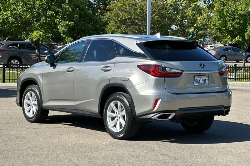 Lexus RX Vehicle Full-screen Gallery Image 06