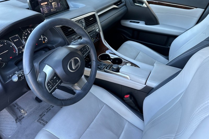 Lexus RX Vehicle Full-screen Gallery Image 10