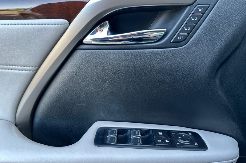 Lexus RX Vehicle Full-screen Gallery Image 11