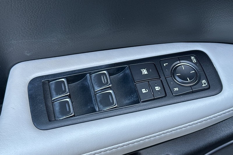 Lexus RX Vehicle Full-screen Gallery Image 12