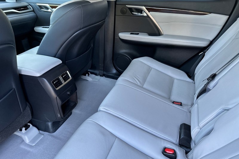 Lexus RX Vehicle Full-screen Gallery Image 14