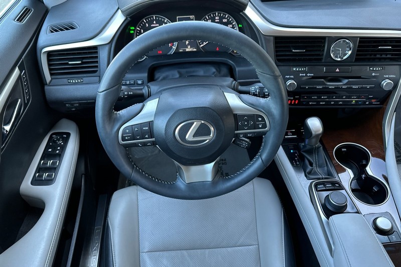 Lexus RX Vehicle Full-screen Gallery Image 16