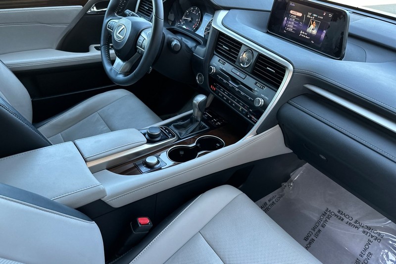 Lexus RX Vehicle Full-screen Gallery Image 19
