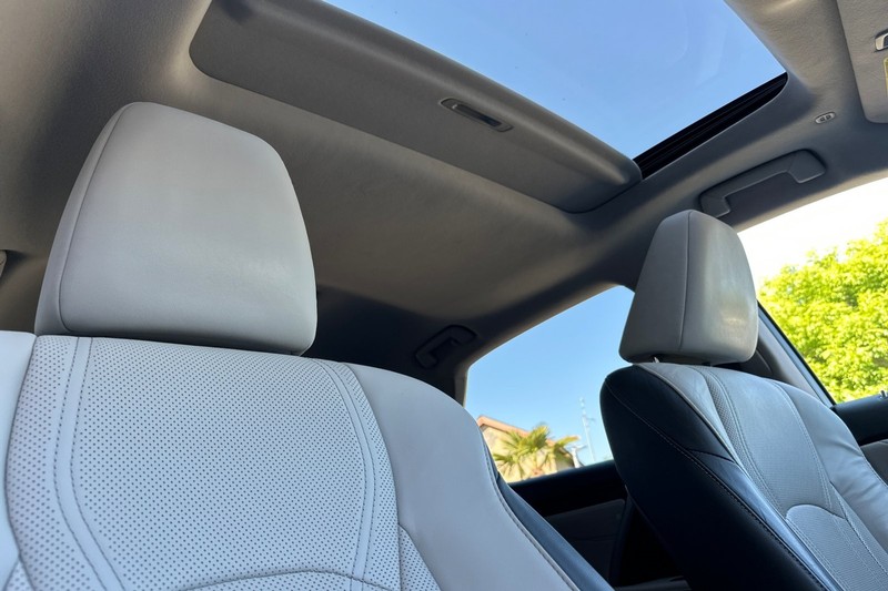 Lexus RX Vehicle Full-screen Gallery Image 20
