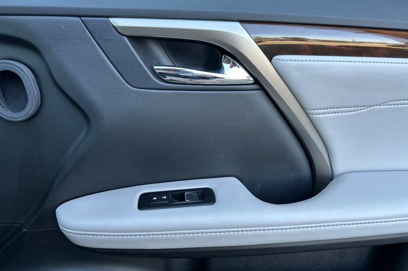 Lexus RX Vehicle Full-screen Gallery Image 21