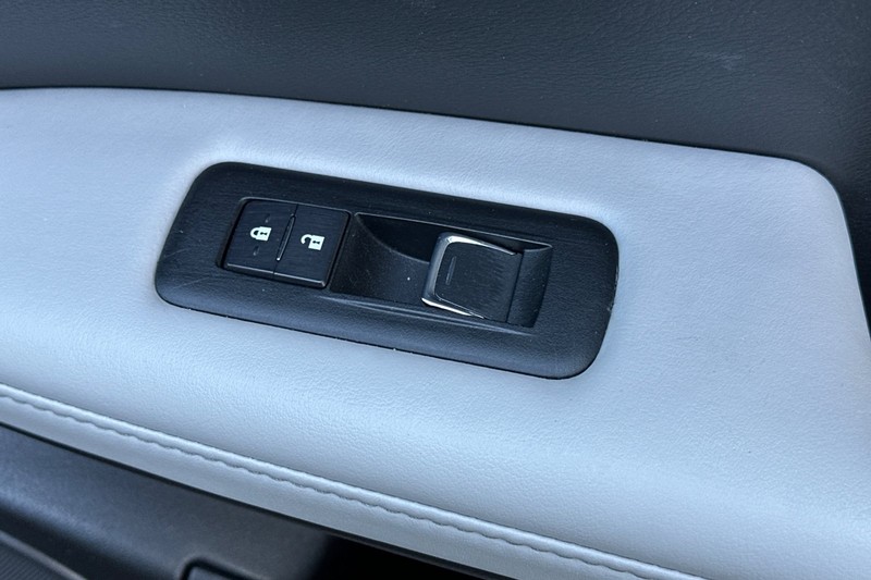 Lexus RX Vehicle Full-screen Gallery Image 22