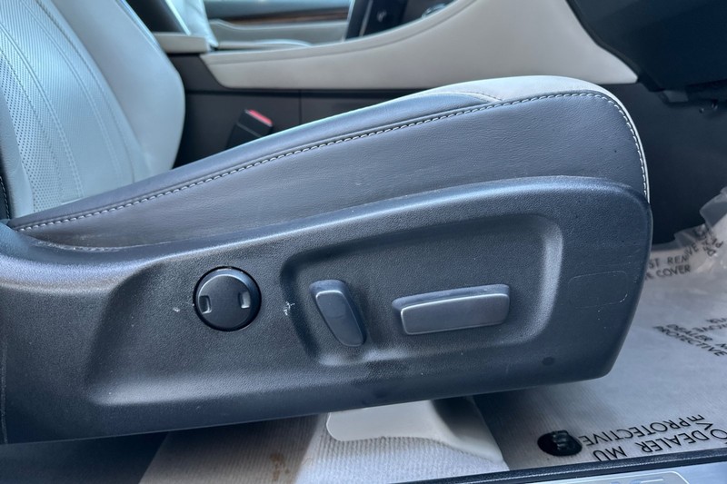 Lexus RX Vehicle Full-screen Gallery Image 23