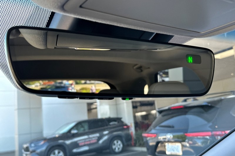 Lexus RX Vehicle Full-screen Gallery Image 25