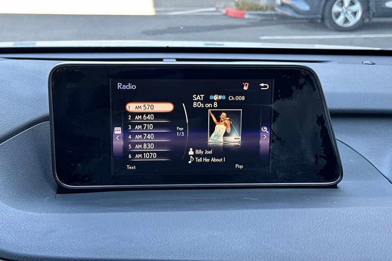 Lexus RX Vehicle Full-screen Gallery Image 26