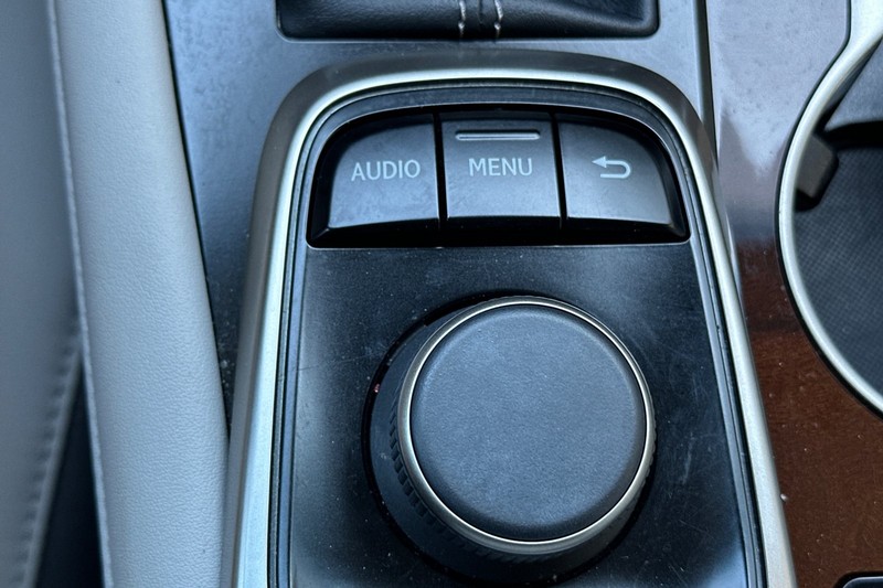 Lexus RX Vehicle Full-screen Gallery Image 29