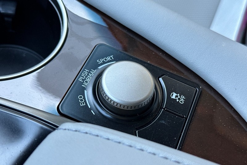 Lexus RX Vehicle Full-screen Gallery Image 30