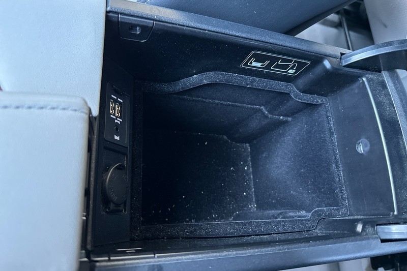 Lexus RX Vehicle Full-screen Gallery Image 31