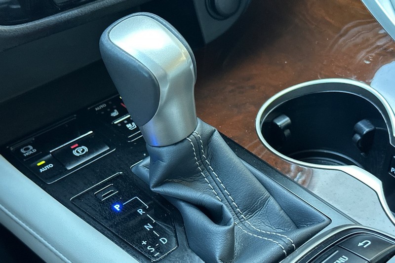 Lexus RX Vehicle Full-screen Gallery Image 32