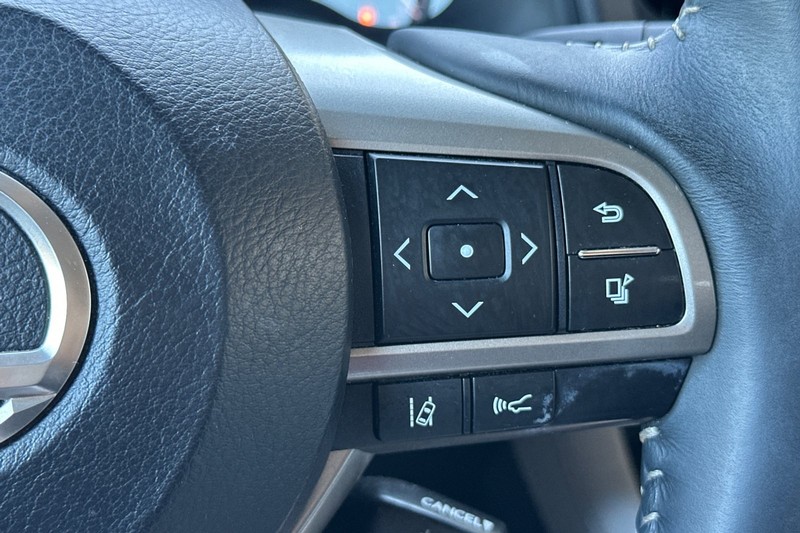 Lexus RX Vehicle Full-screen Gallery Image 37
