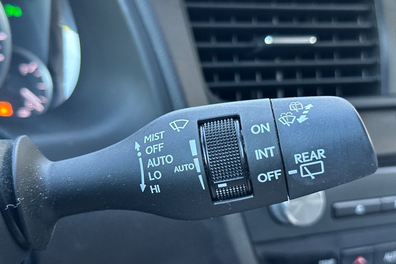 Lexus RX Vehicle Full-screen Gallery Image 38
