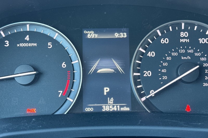 Lexus RX Vehicle Full-screen Gallery Image 40