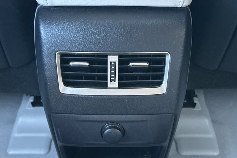 Lexus RX Vehicle Full-screen Gallery Image 42