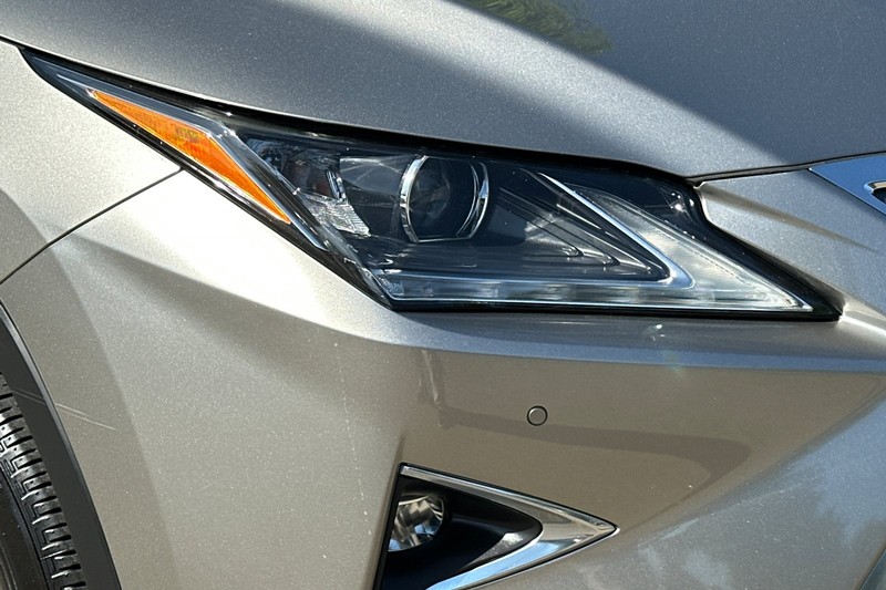 Lexus RX Vehicle Full-screen Gallery Image 45
