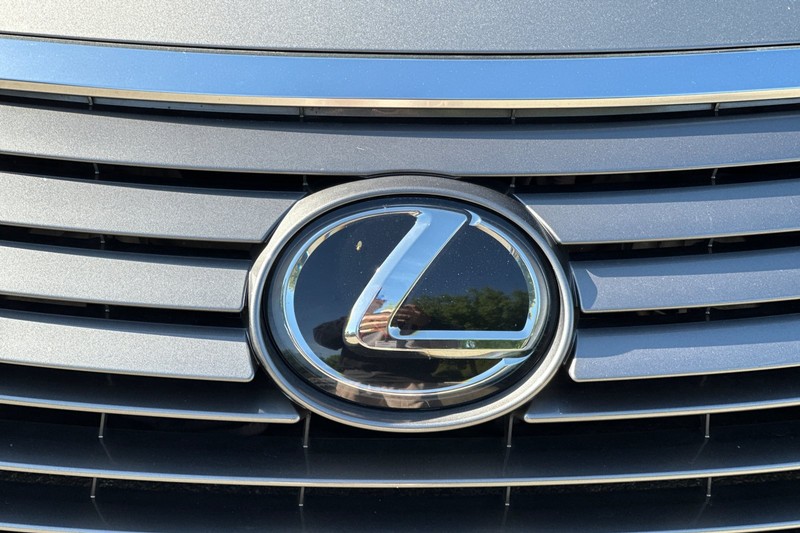 Lexus RX Vehicle Full-screen Gallery Image 46