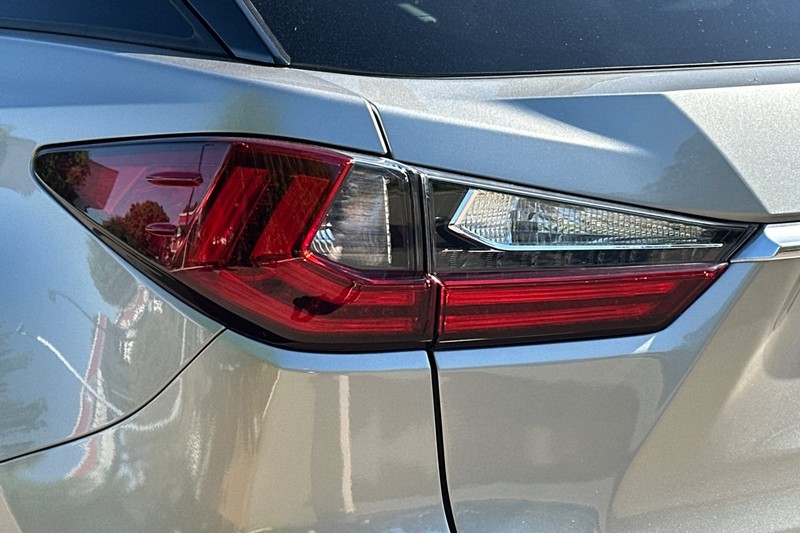 Lexus RX Vehicle Full-screen Gallery Image 47
