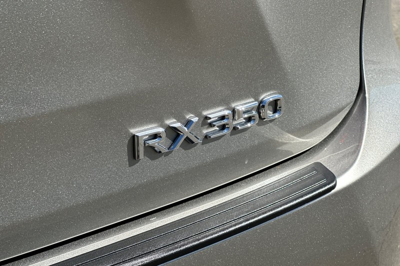 Lexus RX Vehicle Full-screen Gallery Image 50