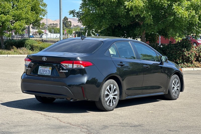 Toyota Corolla Hybrid Vehicle Full-screen Gallery Image 04