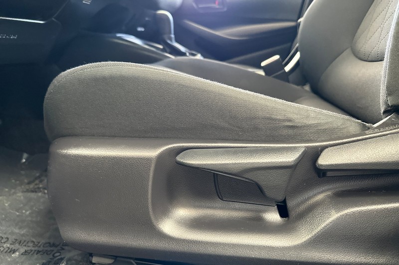 Toyota Corolla Hybrid Vehicle Full-screen Gallery Image 13