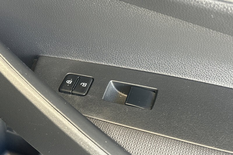 Toyota Corolla Hybrid Vehicle Full-screen Gallery Image 21