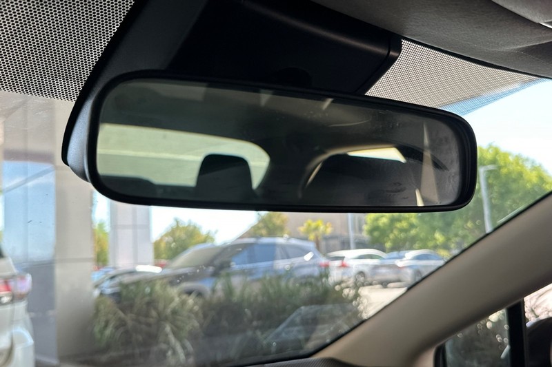 Toyota Corolla Hybrid Vehicle Full-screen Gallery Image 24