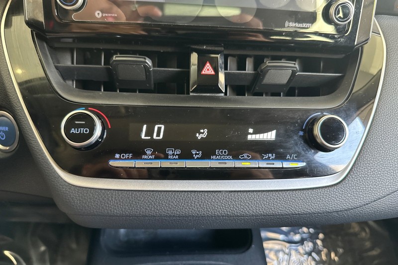 Toyota Corolla Hybrid Vehicle Full-screen Gallery Image 27