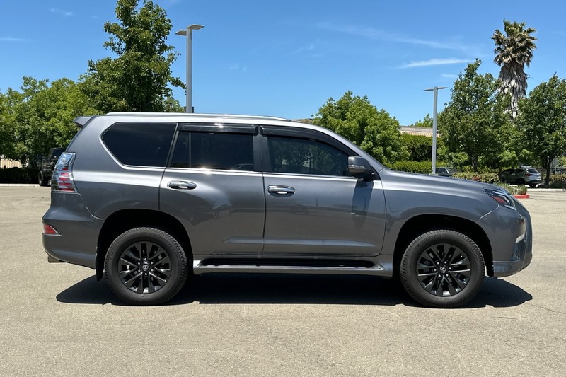 Lexus GX Vehicle Full-screen Gallery Image 03