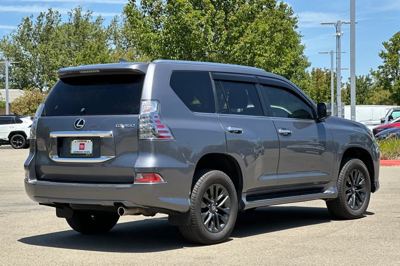 Lexus GX Vehicle Full-screen Gallery Image 04
