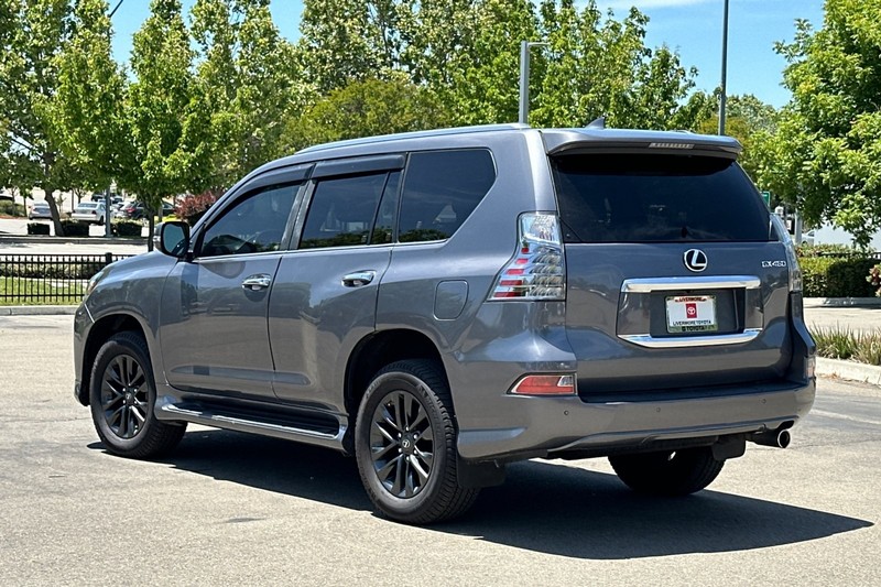 Lexus GX Vehicle Full-screen Gallery Image 06