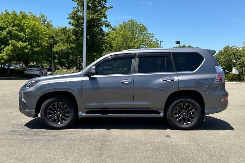 Lexus GX Vehicle Full-screen Gallery Image 07