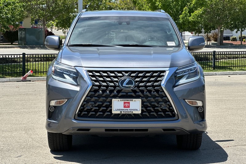 Lexus GX Vehicle Full-screen Gallery Image 09
