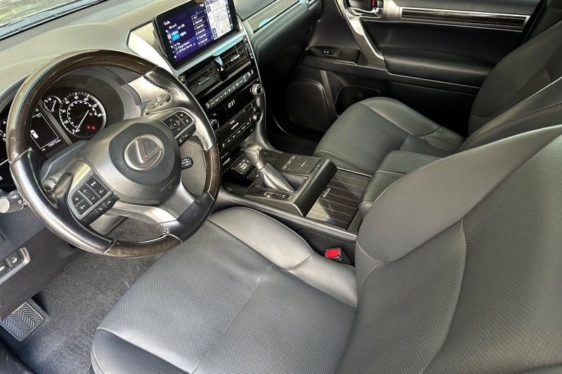 Lexus GX Vehicle Full-screen Gallery Image 10