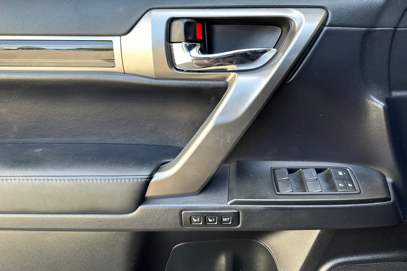 Lexus GX Vehicle Full-screen Gallery Image 11