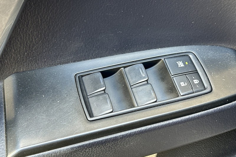 Lexus GX Vehicle Full-screen Gallery Image 12