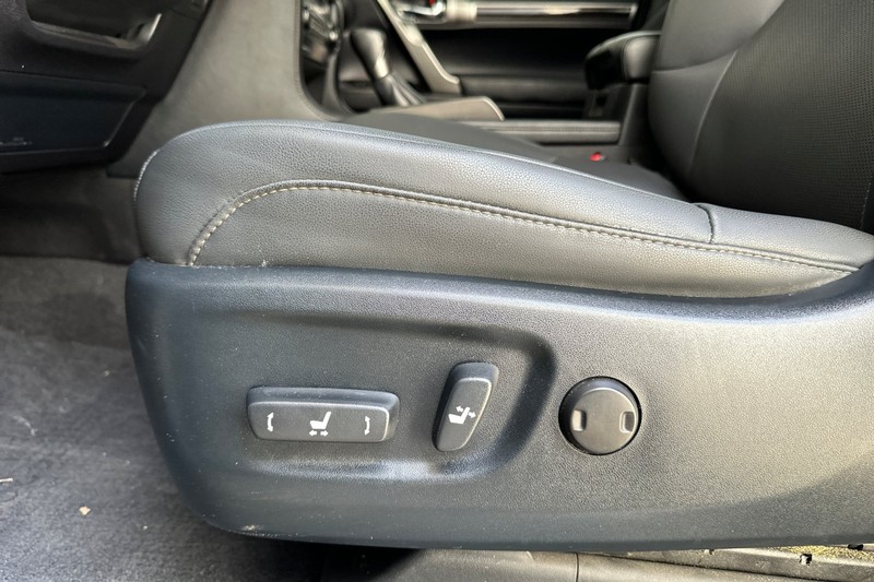 Lexus GX Vehicle Full-screen Gallery Image 13
